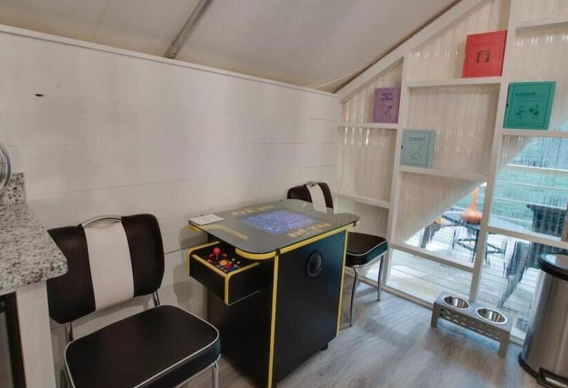 אתר נופש Game Room Luxury Glamping Tent Arcade Theme