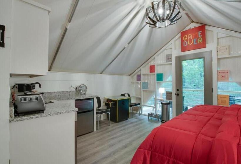 אתר נופש Game Room Luxury Glamping Tent Arcade Theme