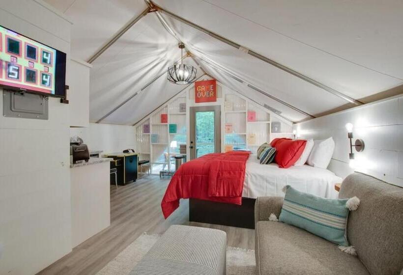 אתר נופש Game Room Luxury Glamping Tent Arcade Theme