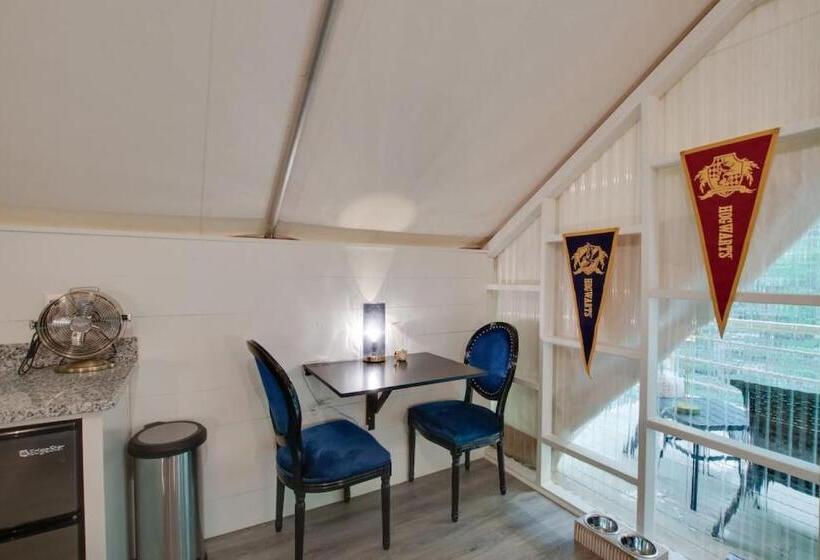 אתר נופש Hogwarts Luxury Glamping Tent Harry Potter Theme