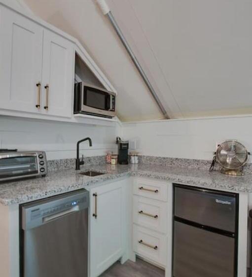 אתר נופש Hogwarts Luxury Glamping Tent Harry Potter Theme