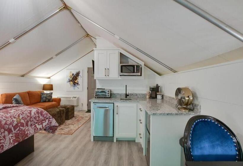 אתר נופש Hogwarts Luxury Glamping Tent Harry Potter Theme