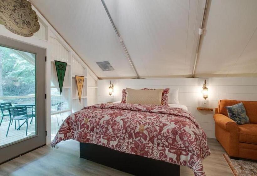 אתר נופש Hogwarts Luxury Glamping Tent Harry Potter Theme