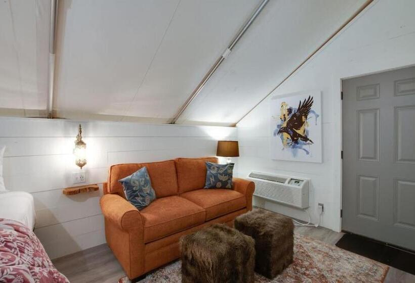 אתר נופש Hogwarts Luxury Glamping Tent Harry Potter Theme