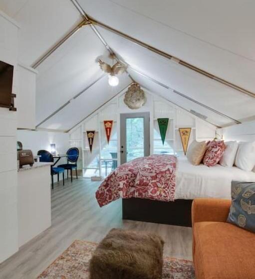 אתר נופש Hogwarts Luxury Glamping Tent Harry Potter Theme