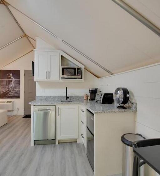 منتجع Launch Pad Luxury Glamping Tent Space Theme