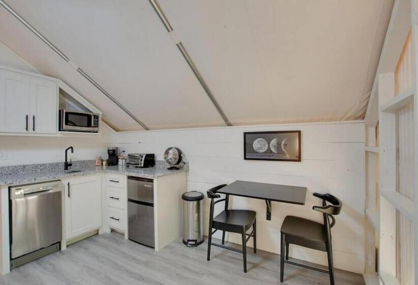 אתר נופש Launch Pad Luxury Glamping Tent Space Theme