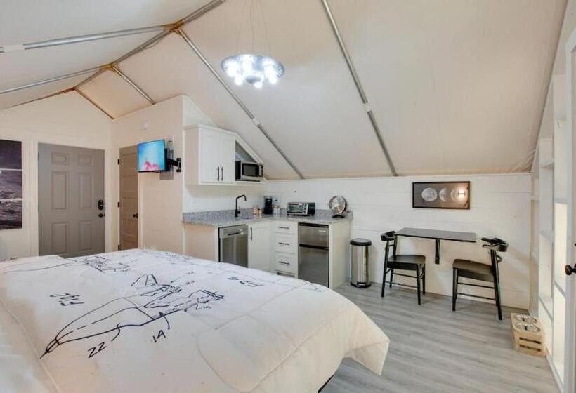 منتجع Launch Pad Luxury Glamping Tent Space Theme