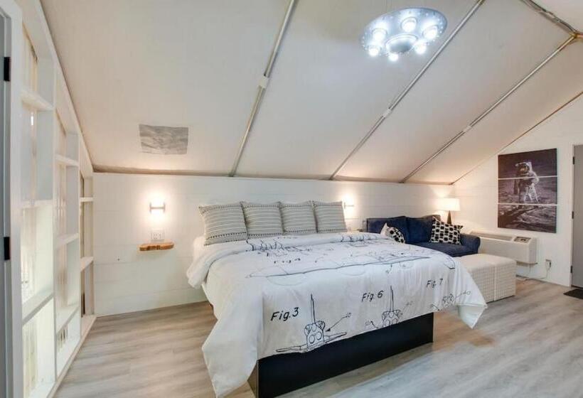 منتجع Launch Pad Luxury Glamping Tent Space Theme