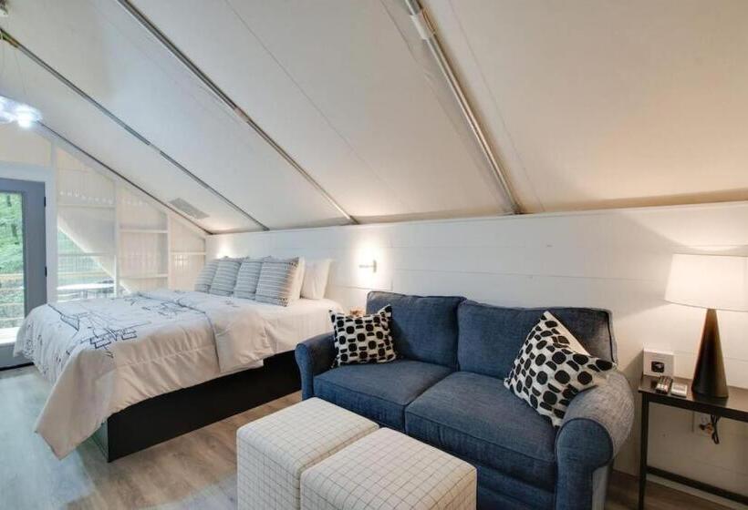 منتجع Launch Pad Luxury Glamping Tent Space Theme