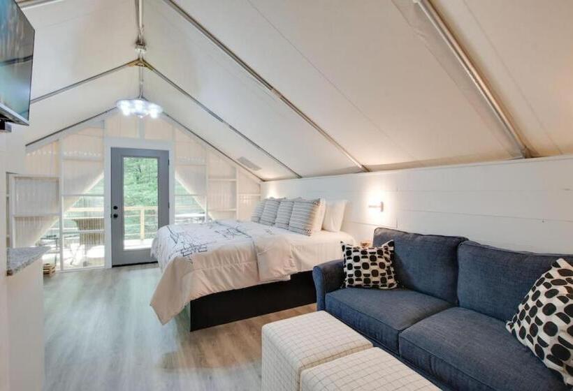 אתר נופש Launch Pad Luxury Glamping Tent Space Theme
