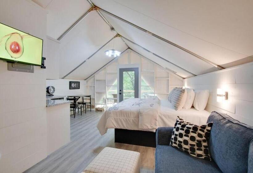 אתר נופש Launch Pad Luxury Glamping Tent Space Theme