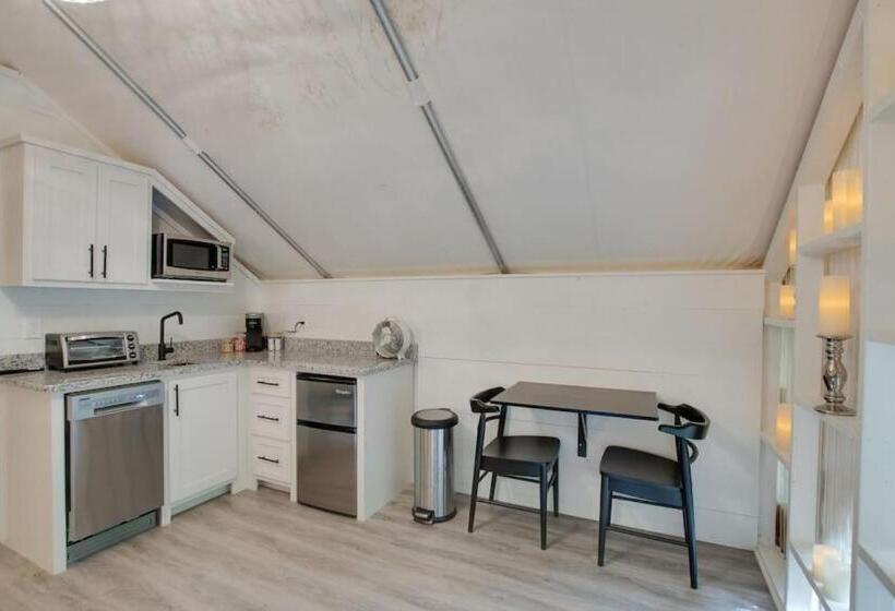 منتجع Love Shack Luxury Glamping Tent Honeymoon Theme