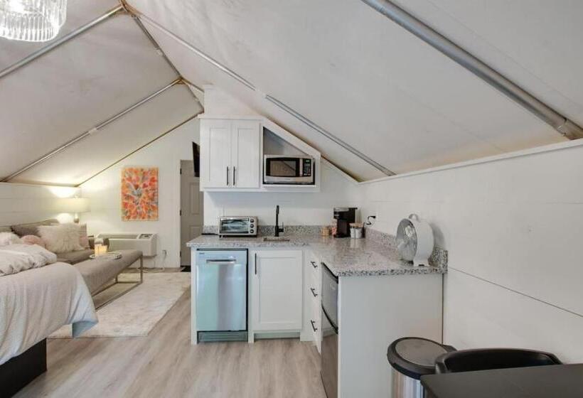 منتجع Love Shack Luxury Glamping Tent Honeymoon Theme