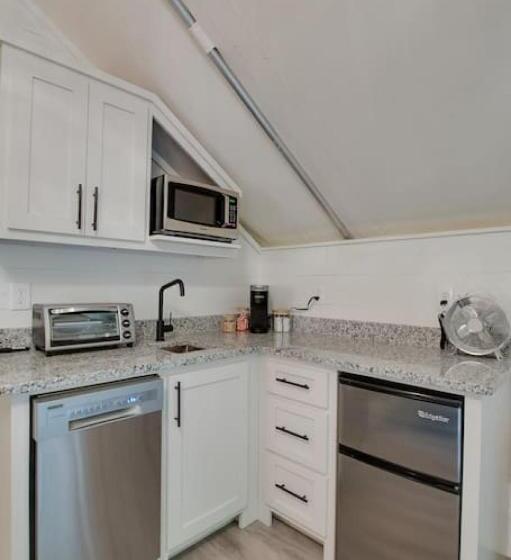 منتجع Love Shack Luxury Glamping Tent Honeymoon Theme