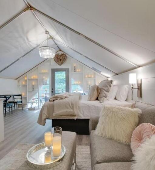 אתר נופש Love Shack Luxury Glamping Tent Honeymoon Theme