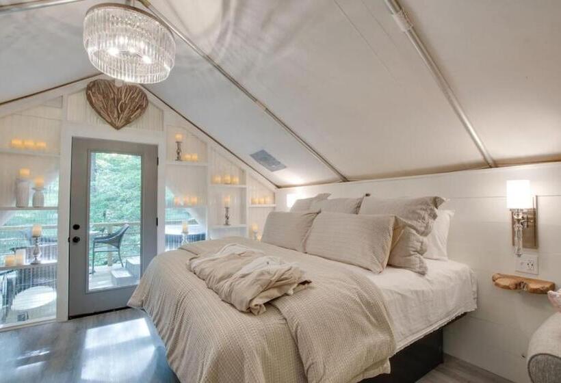 منتجع Love Shack Luxury Glamping Tent Honeymoon Theme