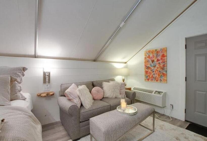 אתר נופש Love Shack Luxury Glamping Tent Honeymoon Theme