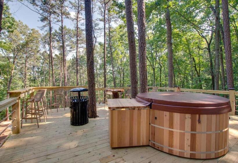 אתר נופש Magnolia Luxury Treehouse Near Lake Guntersville