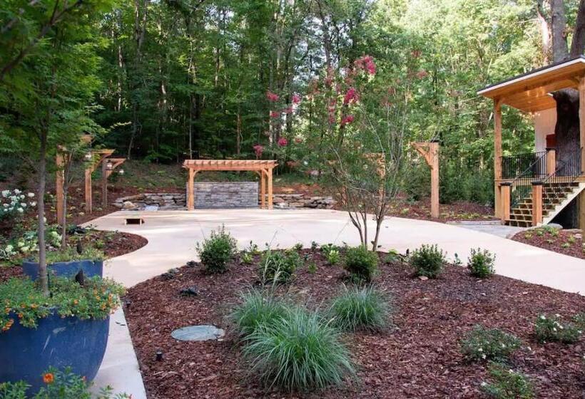 אתר נופש Magnolia Luxury Treehouse Near Lake Guntersville