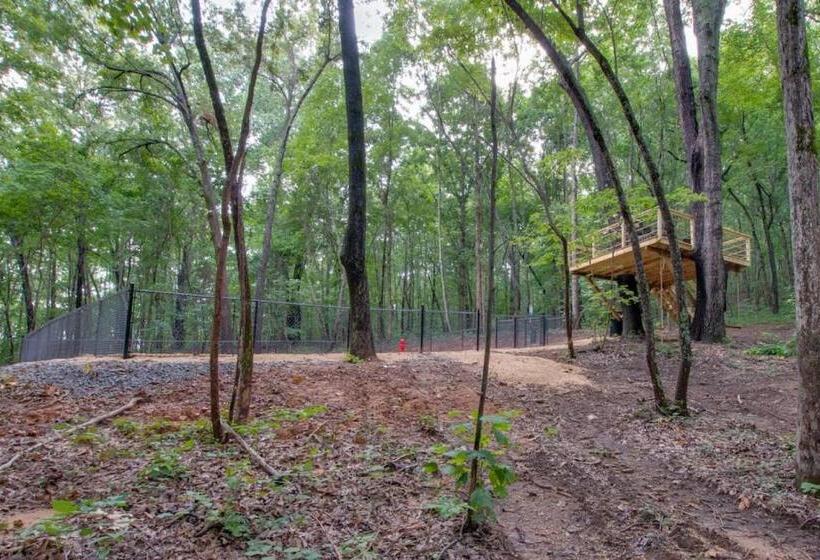 אתר נופש Magnolia Luxury Treehouse Near Lake Guntersville