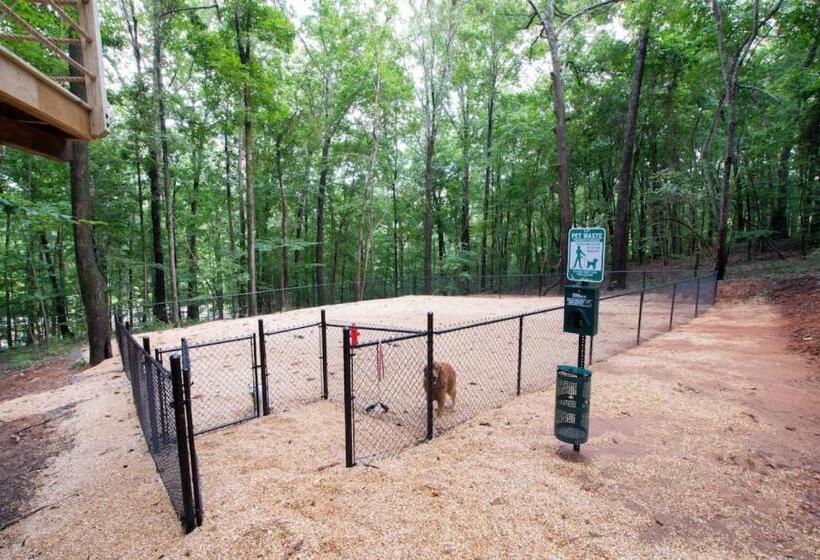 אתר נופש Magnolia Luxury Treehouse Near Lake Guntersville