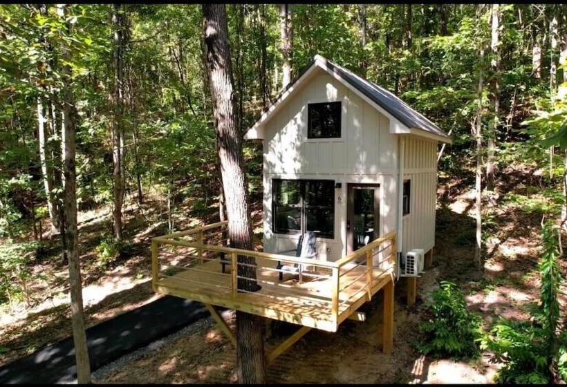 אתר נופש Magnolia Luxury Treehouse Near Lake Guntersville