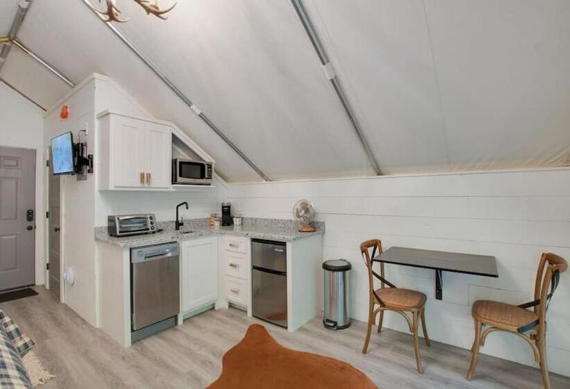 אתר נופש The Lodge Luxury Glamping Tent Hunting Theme