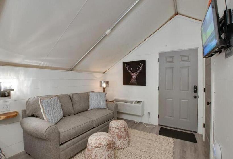 אתר נופש The Lodge Luxury Glamping Tent Hunting Theme