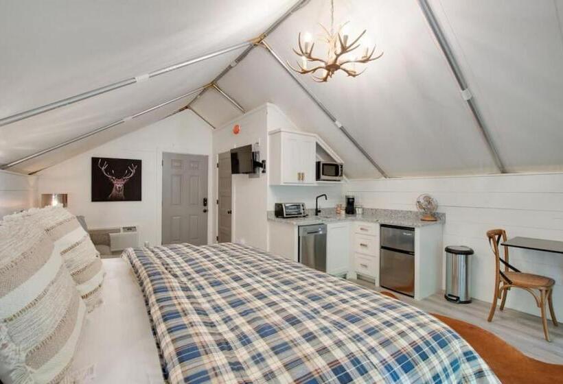 אתר נופש The Lodge Luxury Glamping Tent Hunting Theme