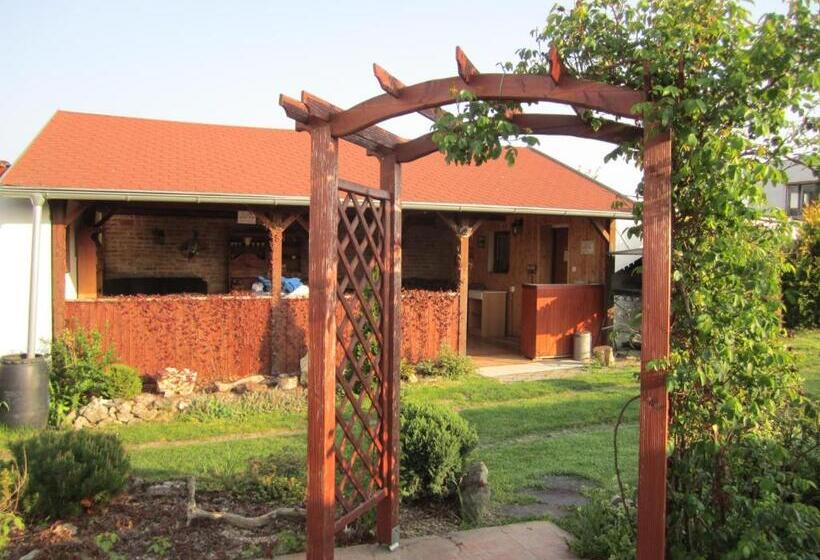 פנסיון Penzion Bulhary S Vinným Sklepem