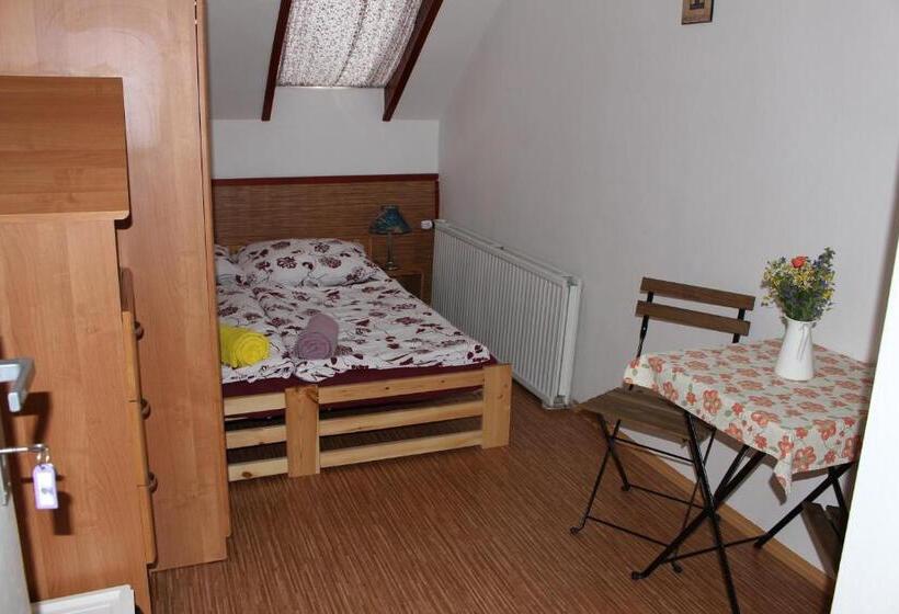 פנסיון Penzion Bulhary S Vinným Sklepem