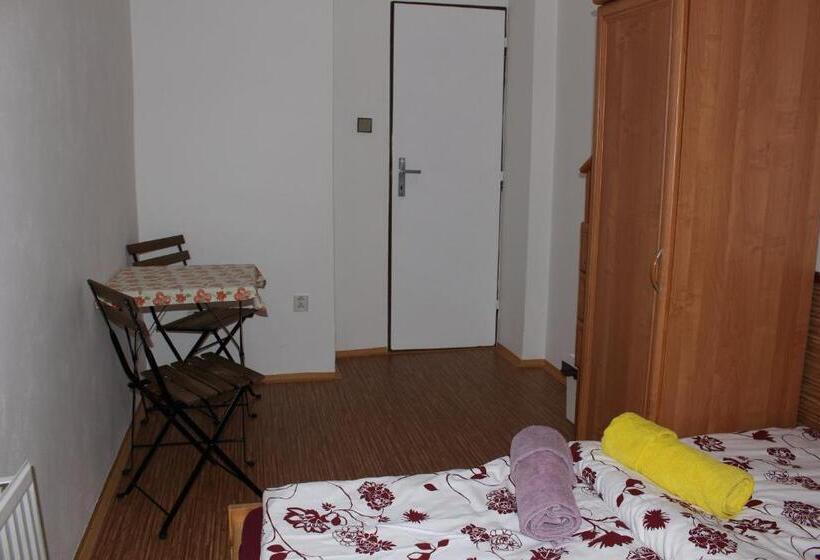 פנסיון Penzion Bulhary S Vinným Sklepem