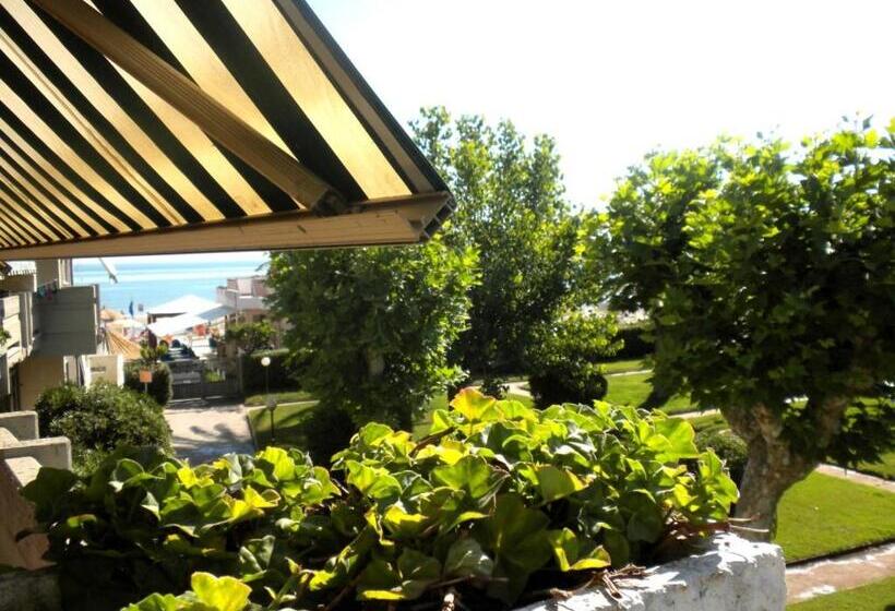 Trilocale In Residence Confinante Con La Spiaggia