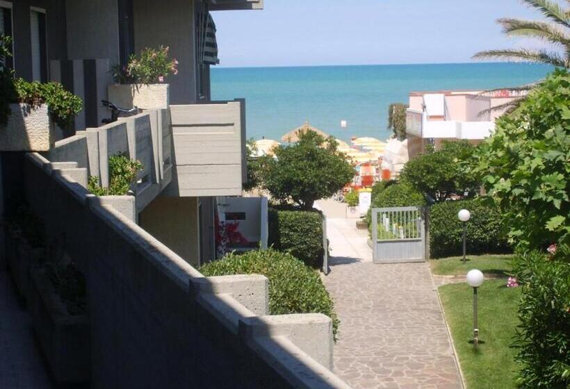 Trilocale In Residence Confinante Con La Spiaggia