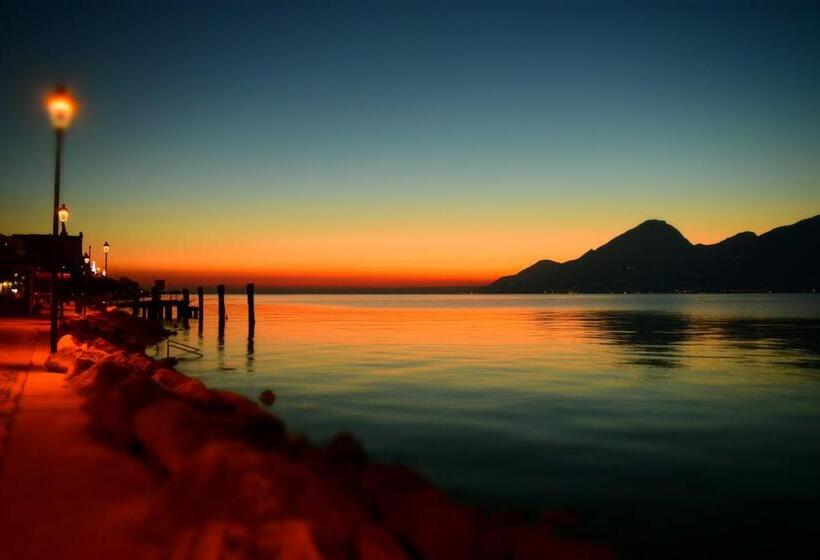 Отель Villaggio Albergo Casa E Lago