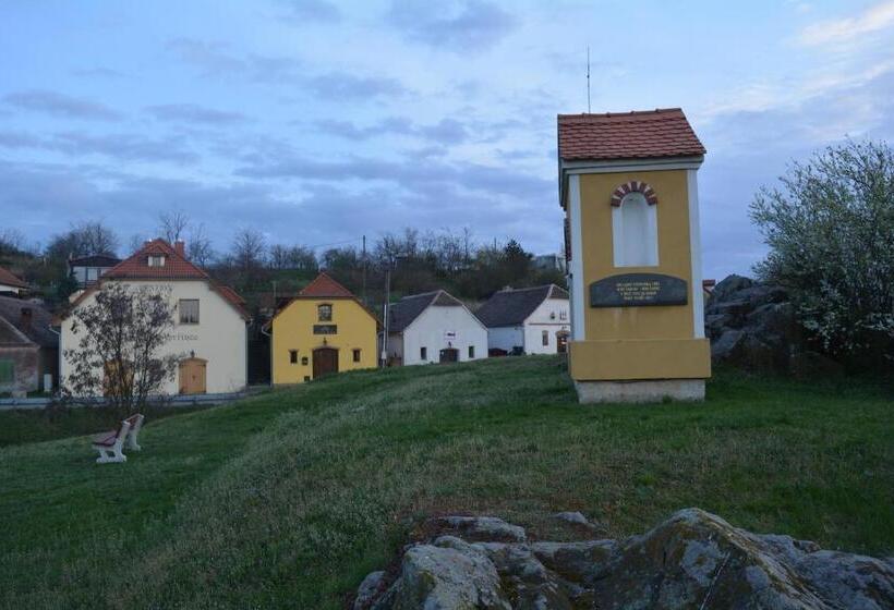 پانسیون Penzion Sklep Sv. Urbana