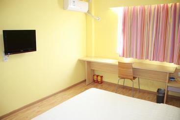 هتل 7days Inn Qingdao Haiyunan Xinglong Road