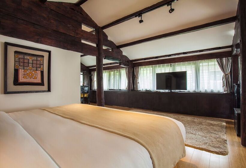 هتل The Bivou Lijiang