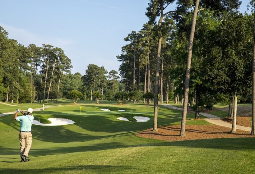 هتل Williamsburg Lodge, Autograph Collection