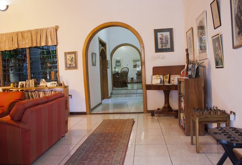 فندق Four Villages Inn