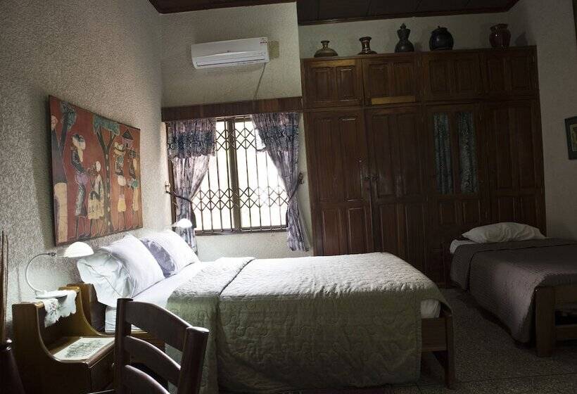 فندق Four Villages Inn