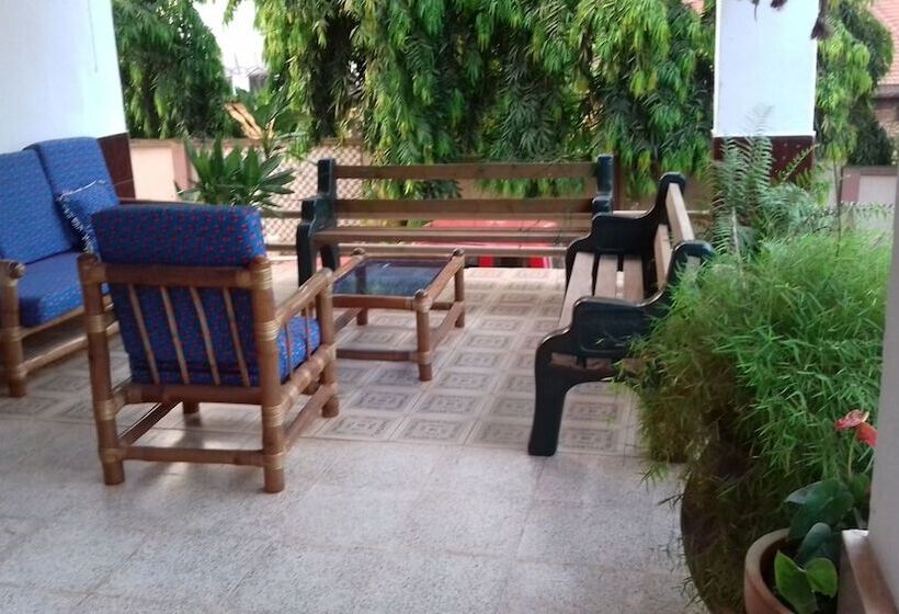 فندق Four Villages Inn