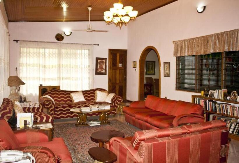 فندق Four Villages Inn