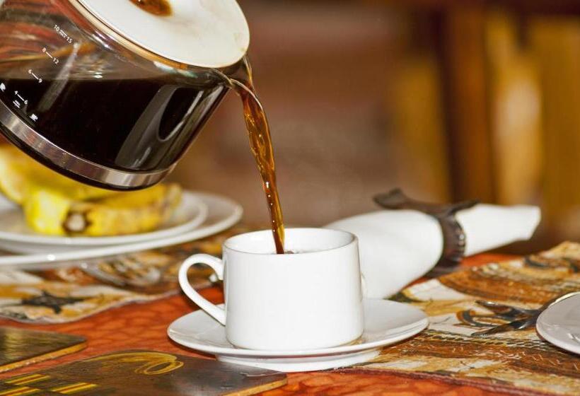 فندق Four Villages Inn