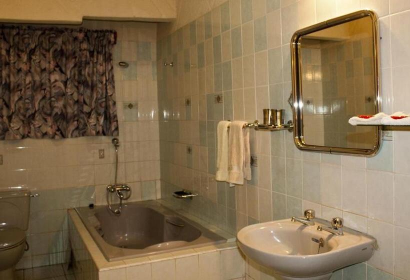 فندق Four Villages Inn