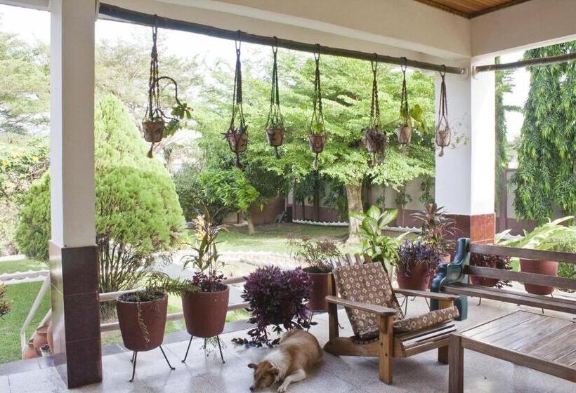 فندق Four Villages Inn