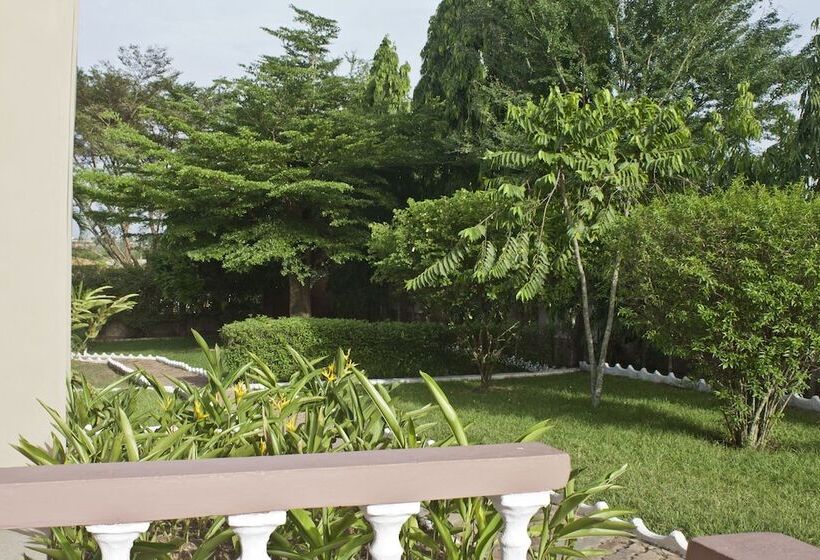 فندق Four Villages Inn