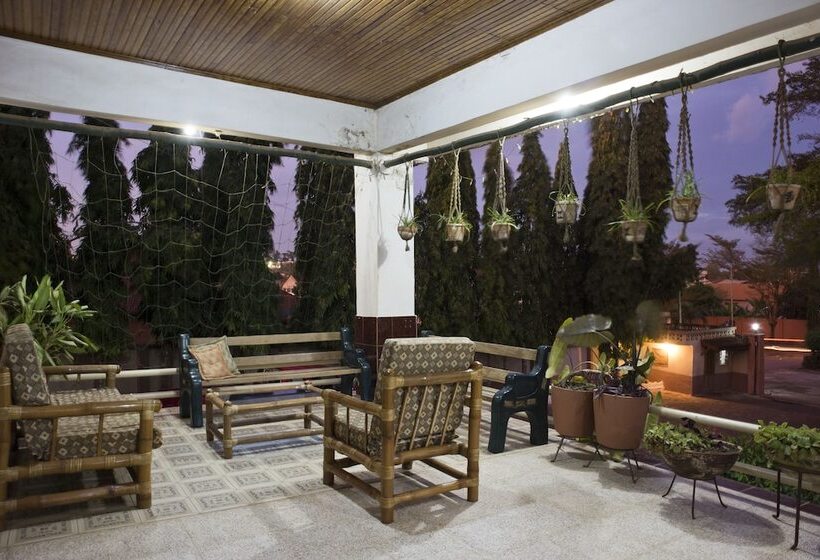 فندق Four Villages Inn