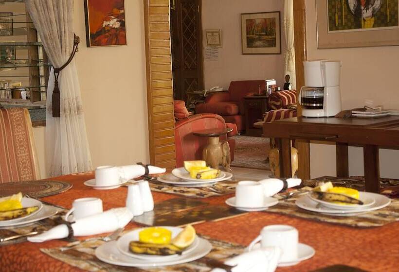 فندق Four Villages Inn